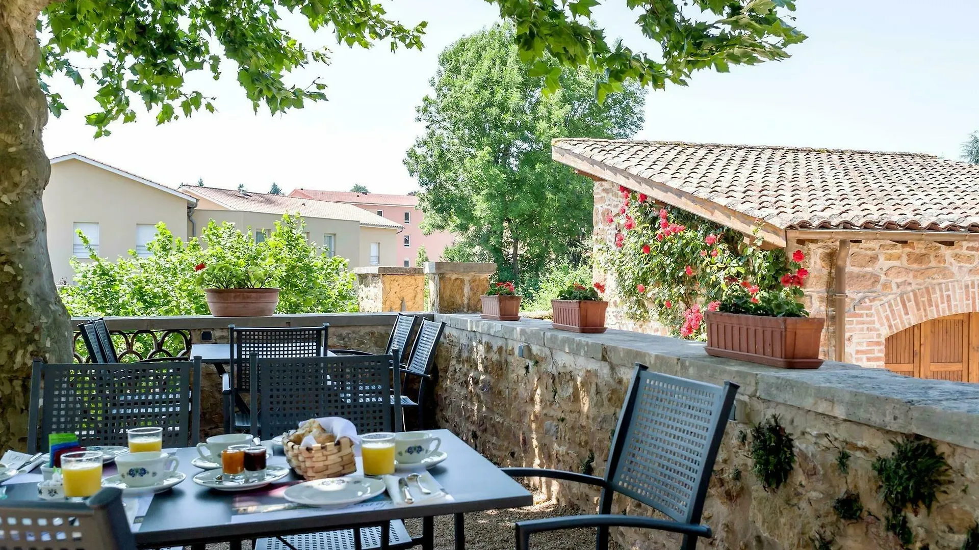 *** Hotel Logis Hôtel et Spa le Savigny Blacé France