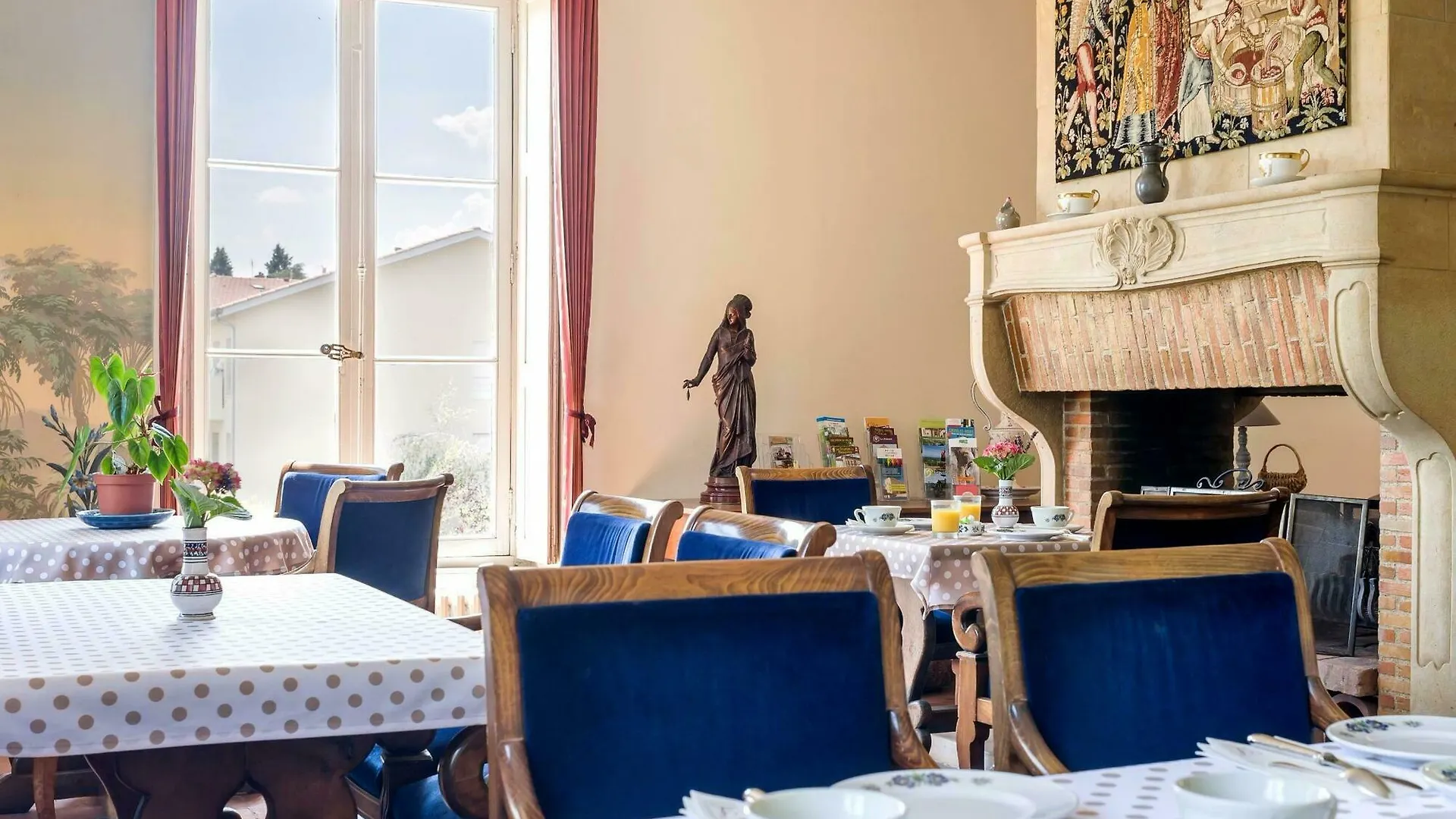 Hotel Logis Hôtel et Spa le Savigny Blacé