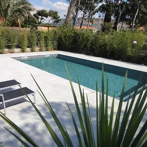  Hébergement de vacances - Maison Les Calanques - Piscine Chauffée France