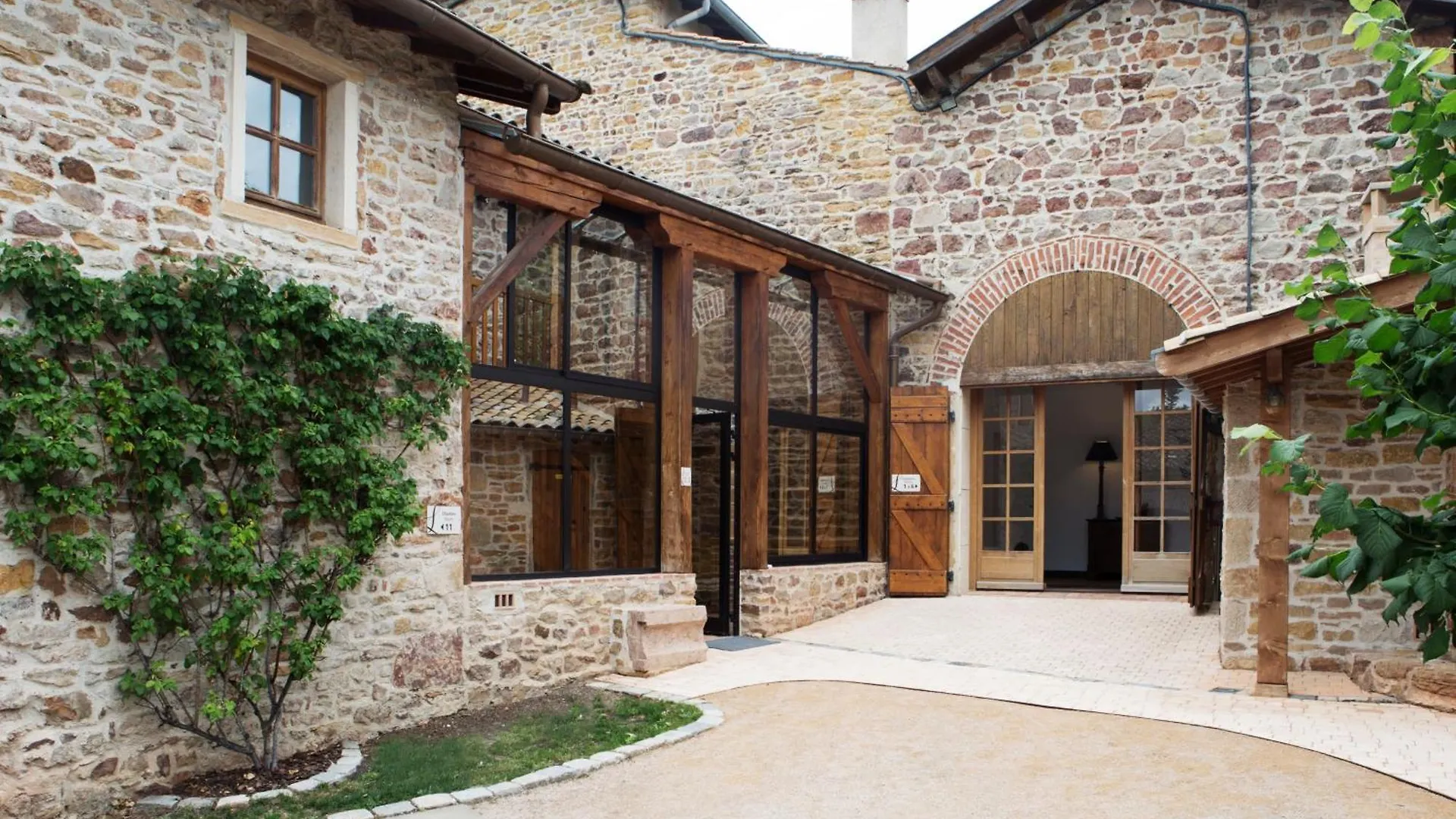 Contact Hotels Le Savigny & Spa Blace